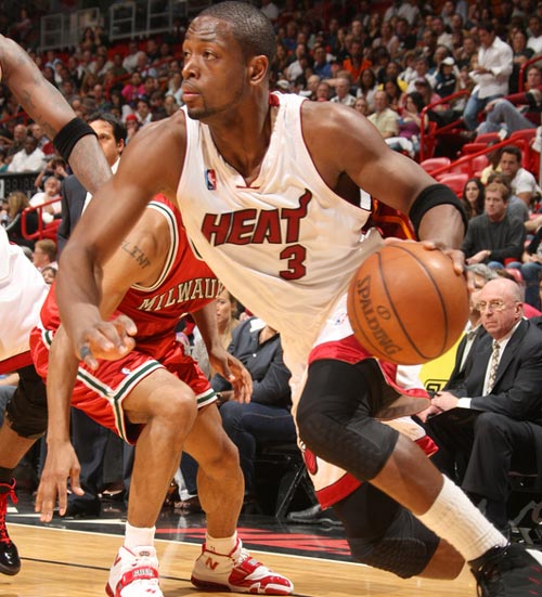 热爱皆平等，河南球迷赛前在球场外声援阿奇姆彭（热爱无差别：河南球迷赛前场外力挺阿奇姆彭）