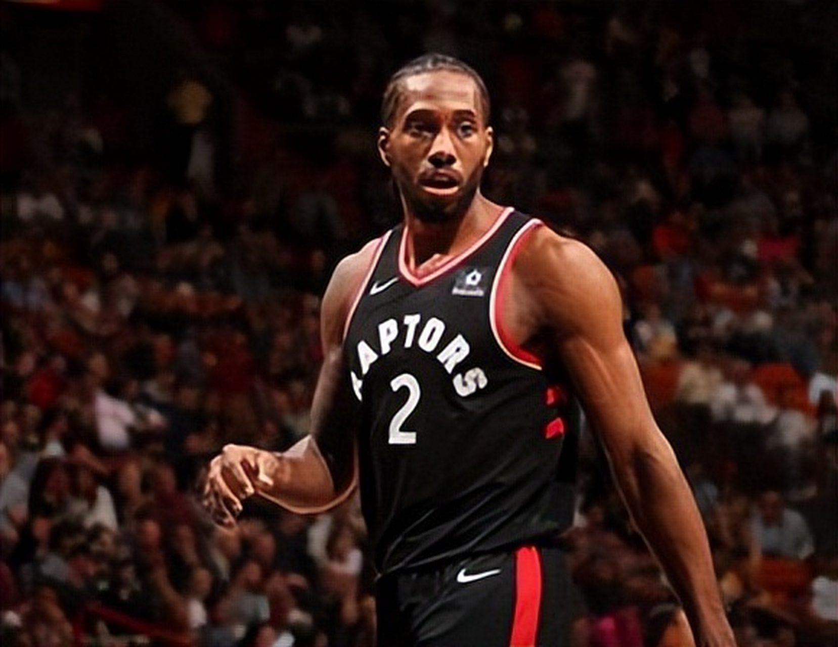 从埃夫勒街区到足球界巅峰：记登贝莱和乌帕梅卡诺的友谊（从埃夫勒街头到足坛之巅：登贝莱与乌帕梅卡诺的情谊）