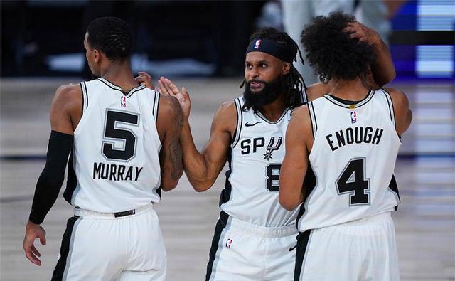 足球曼城豪取八连胜，瓜帅怒赞全队发挥完美（曼城豪夺八连胜，瓜迪奥拉盛赞全队表现无懈可击）